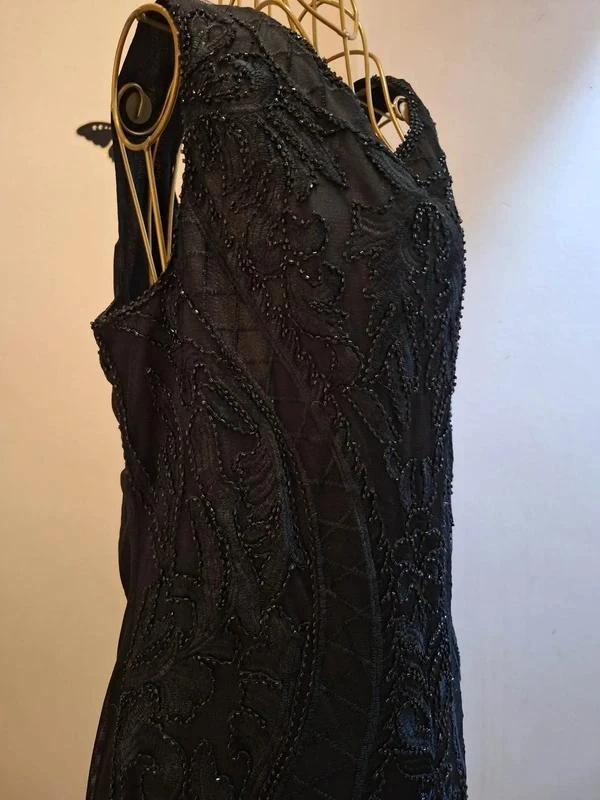 Vestido negro y perlas bordadas – photo 3